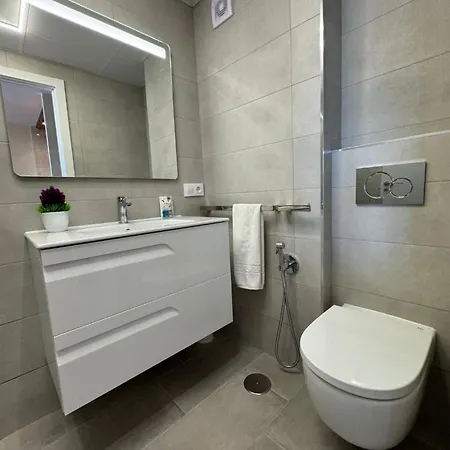 5b Mar 2 1 Apartment *